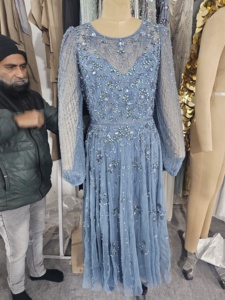 Robe de soirée bleu clair brodée, élégante, en mousseline perlée, longueur thé, sans manches, décolleté cœur, traîne balayante, coupe trapèze - Product Image 4