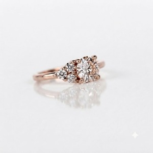 แหวนเพชรทรงกลม 2 กะรัต พร้อมส่ง แหวนหมั้นเพชรเพาะเลี้ยง เครื่องประดับชั้นดี ทองคำขาว 14K สี E ความสะอาด VS1 น้ำหนัก 2.16 กะรัต แหวนขอแต่งงาน - Product Image 2