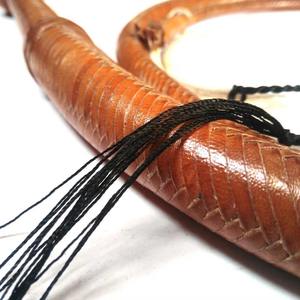 แส้หนัง PU สีน้ำตาลพร้อมด้ามจับแบบถักสำหรับขี่ม้า - Product Image 3