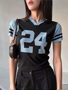 T-shirt sportif décontracté pour femme, col en V, coupe courte, noir et bleu, avec logo personnalisé, motif graphique numéro 24, style streetwear, personnalisable OEM. - Product Image 3