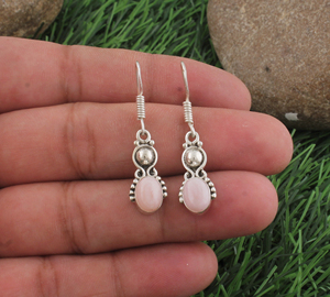 Pendientes colgantes vintage de plata de ley para mujer con ópalo rosa en engaste biselado - Product Image 1