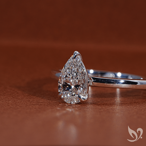 Anillo Solitario con Diamante Cultivado en Laboratorio de Corte Pera de 1.00 CT en Oro Blanco de 18K |   Anillo de Compromiso Certificado por IGI - Product Image 5