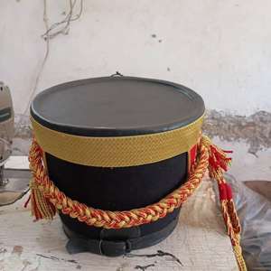 Réplique du casque Shako napoléonien français, souvent fabriqué en matériaux tels que le cuir. - Product Image 2