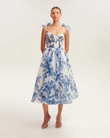 Robe midi élégante à motif floral, robe de soirée bleue à motif floral, robe midi skater en organza d'été, robe de cocktail midi de luxe à motif floral