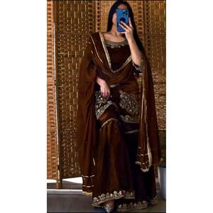 Top de Fiesta con Sharara Plazzo y Dupatta con Bordado de Lentejuelas - Product Image 5