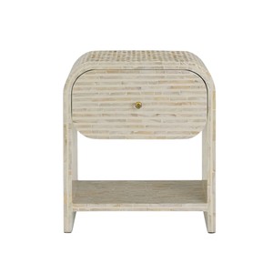 Elegante mesita de noche con mosaico de conchas blancas curvadas y diseño de estante abierto, que sirve como mesita de noche Capiz con estilo para habitaciones de hotel. - Product Image 4