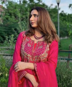 Vestido de Novia Moderno y Elegante de Color Rosa Dorado, Bordado a Mano, Salwar Kameez Tradicional Pakistaní e Indio, en Seda Chinon - Product Image 4