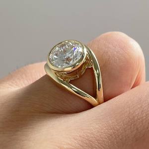 Anillo de compromiso moderno y llamativo de platino con diamante redondo cultivado en laboratorio y engaste de bisel, joyería fina - Product Image 5