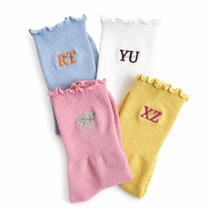Chaussettes de yoga antidérapantes pour femmes avec logo brodé personnalisé, longueur mi-mollet, en mélange de coton tricoté, style à volants, écologiques pour le quotidien - Product Image 3