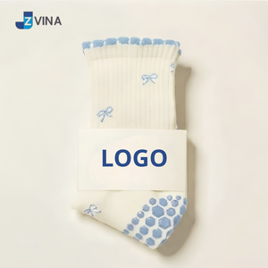 Chaussettes de Pilates antidérapantes avec logo personnalisé, design gratuit, couleur bleu ciel, motif nœuds mignons, fabriquées en usine au Vietnam. - Product Image 1