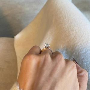 Anillo de Diamante Cultivado en Laboratorio de Corte Ovalado de 3.35 Quilates _ Halo Oculto y Piedras Laterales Pavé _ Oro Blanco de 14k _ Certificado IGI Color D VVS2 - Product Image 2