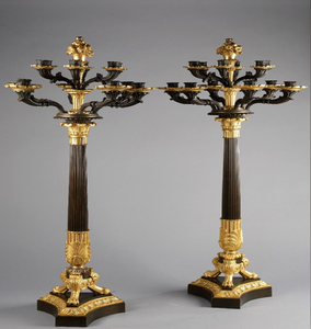 Candelabro central de oro regal con cuenco central y figura de diosa en relieve, disponible a precios de mayorista. - Product Image 2