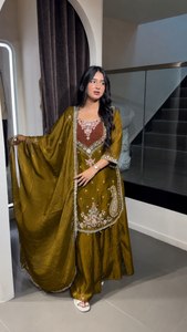 Robe Anarkali pour femme en soie mousse vert olive brodée, style traditionnel indien pakistanais, longueur ras du sol, coupe ample, pour mariage - Product Image 2