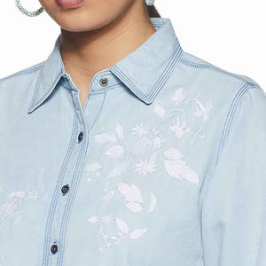 Camisas de mezclilla personalizadas de manga larga para mujer con estampado de vaqueros: Compra una camisa de mezclilla elegante para mujer, atuendo informal moderno y a la moda. - Product Image 5