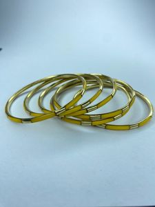 Encuentra pulseras similares hechas a mano de latón y resina – Brazaletes llamativos con incrustaciones de resina turquesa y paneles de latón dorado - Product Image 5