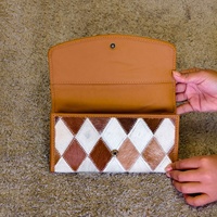 Dompet Kulit Asli Ukiran Tangan Model Clutch Gaya Barat Multifungsi dengan Kancing Jepret dan Bulu, Promo Spesial 2026