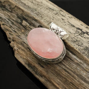 Colgante de Cuarzo Rosa Hecho a Mano en Plata – Elegante Diseño en Forma de Lágrima - Product Image 3