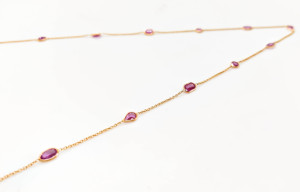 Collar con Zafiro Rosa Natural en Oro Amarillo Sólido de 18K – Cadena con Gema Rosa de Corte Pera Engastada en Bisel, Piedra de Nacimiento de Septiembre - Product Image 5