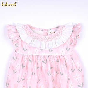 BB3341 ชุดรอมเปอร์เด็กผู้หญิงสีชมพู ผ้าฝ้ายออร์แกนิค 100% เป็นมิตรกับสิ่งแวดล้อม ระบายอากาศได้ดี หรูหรา ลายเรขาคณิต แต่งระบายแบบสม็อค ติดกระดุมแป๊ก - Product Image 2