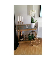 Chariot de bar vintage en laiton à 2 niveaux avec grandes roues à rayons, chariot de service en métal doré antique avec étagères miroir