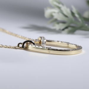 Breloque classique en cristal pavé de forme géométrique en forme de trombone, mettant en valeur un pendentif ovale contemporain inspiré d'un mousqueton, bijou à chaîne à maillons. - Product Image 4