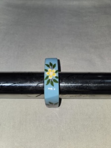 Prensapapeles de Resina Hecho a Mano con Diseño Floral Azul, Pieza Coleccionable de Arte Pintada a Mano, Forma Redonda, por Arif Handicrafts. - Product Image 6