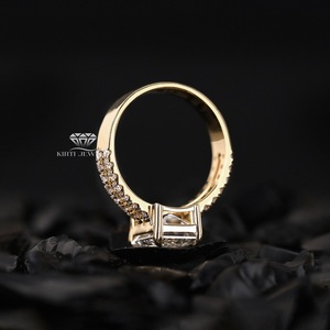 Anillo de Diamantes de Corte Esmeralda en Oro Amarillo, Anillo de Compromiso Clásico con Diamantes Laterales, Piedra Natural de la Mejor Calidad - Product Image 2