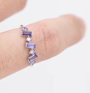 Anillo de Plata de Ley con Racimo de Circonitas Cúbicas Baguette en Forma de Amatista Lila, Anillo Baguette en Plata o Oro, Anillo con Racimo de Circonitas Cúbicas en Forma Orgánica - Product Image 5