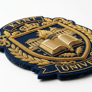 Parche bordado a mano con hilo dorado para blazer, emblema universitario personalizado, insignia escolar, venta al por mayor - Product Image 2