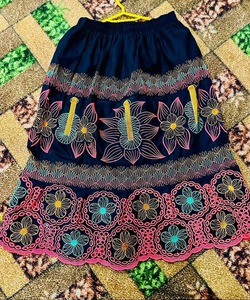 Jupes plissées brodées pour femmes, style île micronésienne unique, décontractées, broderie polynésienne de haute qualité, vente en gros - Product Image 3