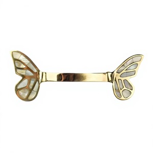 Poignée de meuble en laiton en forme de papillon avec incrustation de nacre, design contemporain et écologique pour l'ameublement - Product Image 4