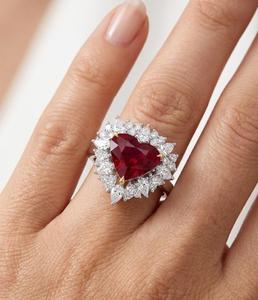 Anillo de compromiso y aniversario para mujer, con rubí en forma de corazón certificado por IGI y halo de diamantes naturales en oro macizo de 14K. - Product Image 2