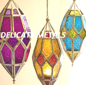 Lanternes marocaines en laiton et verre faites à la main, luminaire suspendu géométrique coloré, lampe décorative pour la maison de Noël DL-051 - Product Image 2
