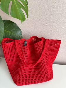 Attention est portée au tissage, aux bords, aux poignées et à la finition globale pour créer un produit fini soigné et attrayant. - Product Image 3