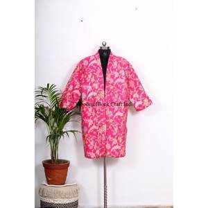 Robe kimono élégante bohème, cadeau original, en soie Kantha et coton, courte, patchwork, réversible, unisexe, faite à la main, décontractée. - Product Image 2