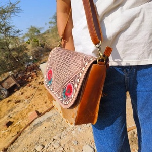 Petit sac à bandoulière en cuir de vachette naturel usiné à la main pour femmes Sac à bandoulière réglable et détachable en cuir avec crunch cireux - Product Image 5