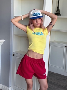 Top corto ajustado de manga corta para mujer en algodón estampado – un estilo urbano de verano dinámico y transpirable hecho en Vietnam - Product Image 2