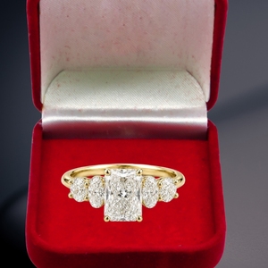 แหวนเพชรทรงรัศมี 3 กะรัต ทองคำขาว 14K ได้รับการรับรองจาก IGI เพชรเพาะเลี้ยง พร้อมเพชรข้าง 1 กะรัต ระดับความสะอาด VS1 สี F เครื่องประดับเจ้าสาวสุดหรูสำหรับผู้หญิง - Product Image 1