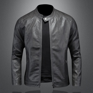 Chaqueta de cuero PU negra para hombre, estilo deportivo, con costuras rojas, cuello alto, cierre de cremallera, corte ajustado y logo frontal. - Product Image 5