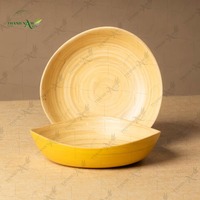 Bol en bambou écologique sculptural et jetable avec des lignes courbes fluides, fabriqué à la main en bambou naturel pour une présentation de table haut de gamme