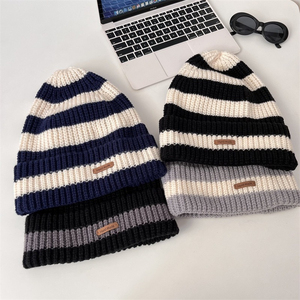 Nouveau bonnet d'hiver unisexe en tricot jacquard personnalisé avec logo en cuir, design à bandes, style slouchy, chaud, 100% laine - Product Image 2