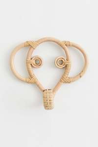 Colgador de pared artesanal de ratán tejido con forma de elefante para decorar el dormitorio infantil. - Product Image 1