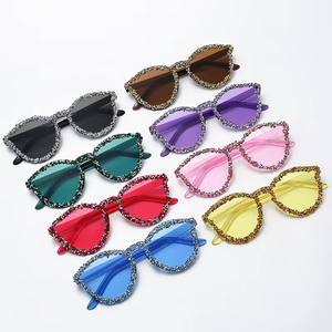 Lunettes de soleil rétro rondes 2025 avec monture perlée pour femme, lunettes roses tendance pour homme, verres solaires diamantés, protection UV400 pour la plage - Product Image 4