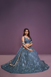 Magnifique Lehenga Choli de mariage bleu avec des détails en résille - Product Image 2