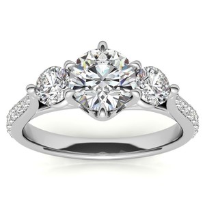 Bague de fiançailles, de mariage ou de promesse de luxe en argent sterling 925 plaqué or blanc avec trois moissanites rondes - Product Image 1