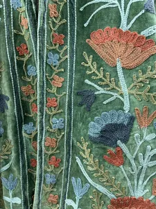 Abrigo de Terciopelo Bordado para Mujer, Estilo Bohemio con Patrón Floral, Chaqueta Étnica Hecha a Mano, Color Verde, Ropa de Abrigo para Otoño - Product Image 4