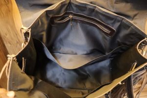 Sac fourre-tout en cuir véritable gaufré crocodile avec franges, poignées supérieures et bandoulière - Product Image 3