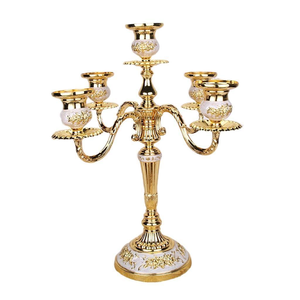 Impresionante candelabro dorado de cinco brazos con un pedestal alto y delgado, disponible a precios de mayorista. - Product Image 3