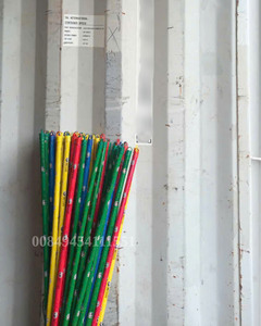 Vente en gros de balai droit en bois d'eucalyptus coloré fleur du Vietnam 120cm de long manche en plastique enduit de PVC coloré - Product Image 6