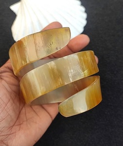 Pulseras de Estilo Vintage con Cuerno de Vaca/Búfalo Plateado, Joyería de Tela con Perlas para Mujer, Hechas a Mano, Ecológicas, Uttar Pradesh - Product Image 2